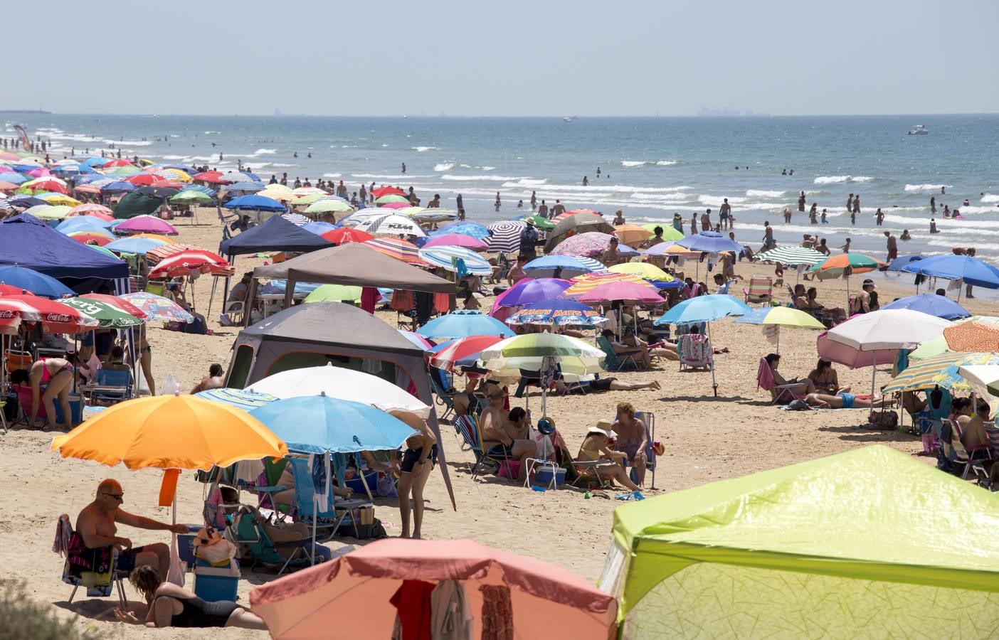 Calles semivacías en Sevilla, playas llenas en Huelva