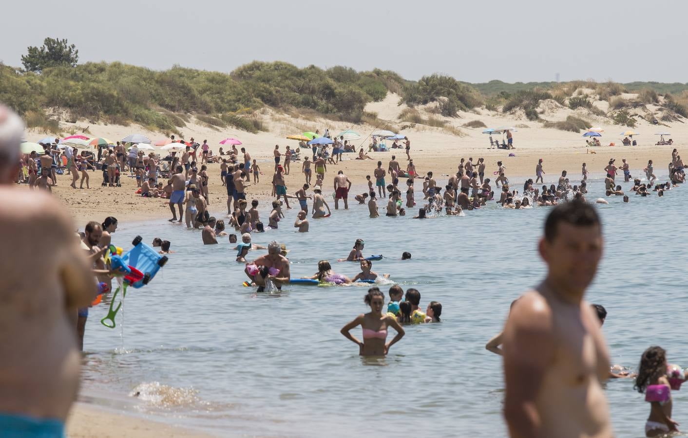 Calles semivacías en Sevilla, playas llenas en Huelva