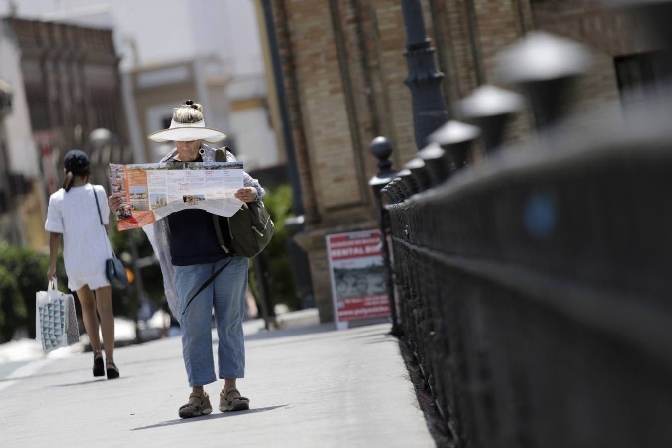 Calles semivacías en Sevilla, playas llenas en Huelva