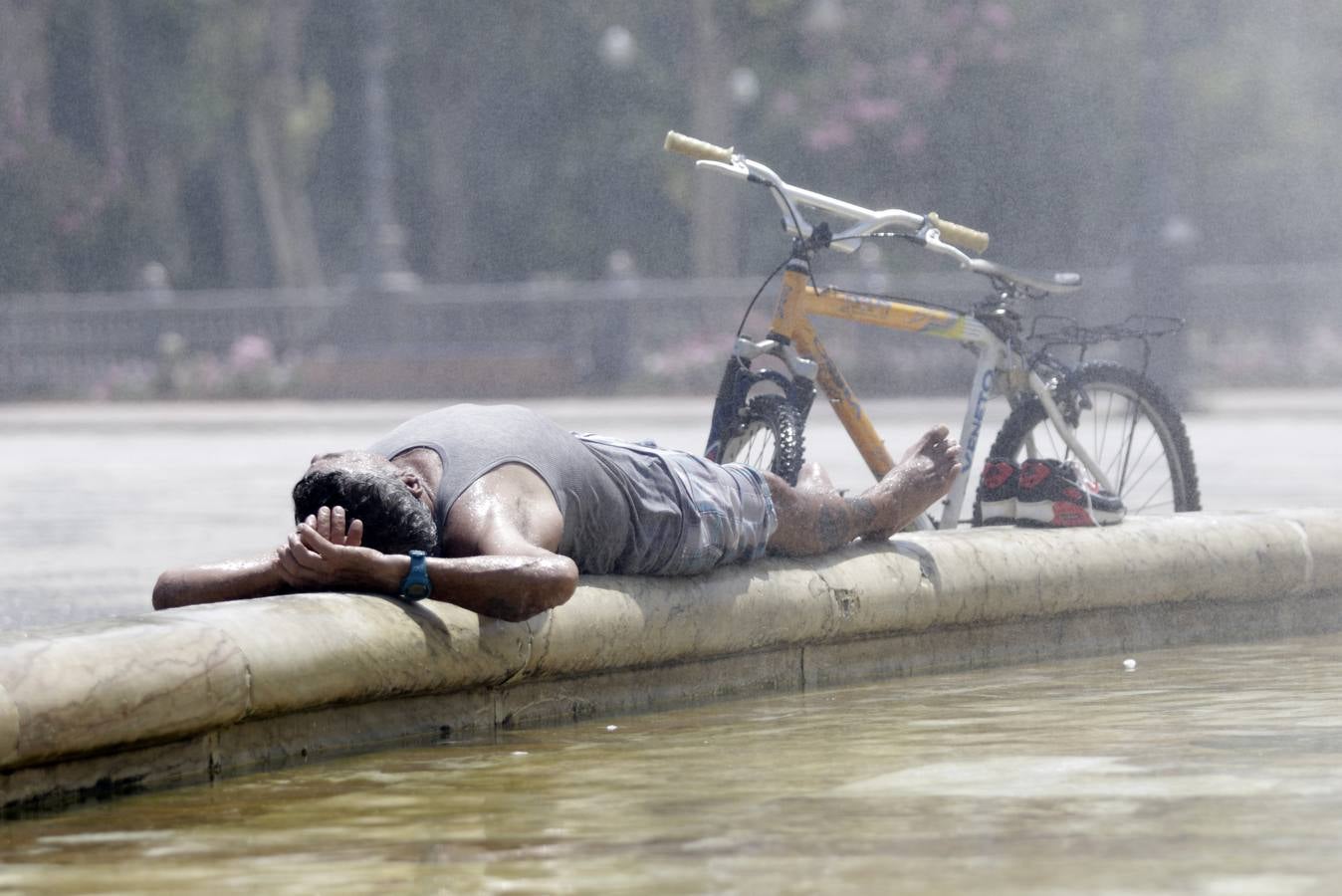 Calles semivacías en Sevilla, playas llenas en Huelva