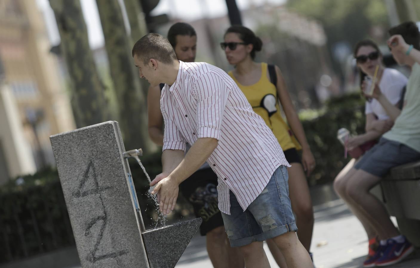 Calles semivacías en Sevilla, playas llenas en Huelva