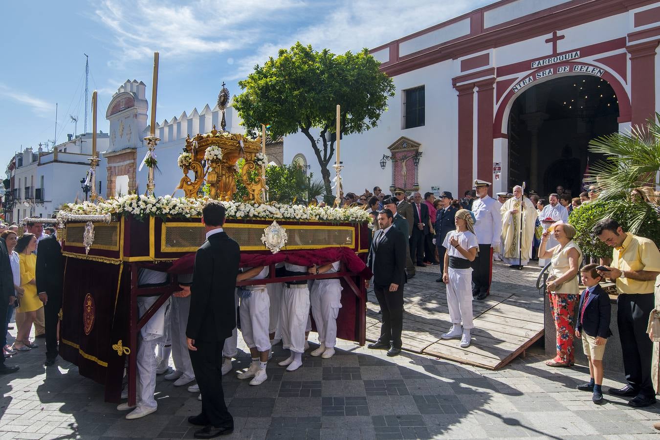 Tomares cumple con su tradicional Corpus Christi a pesar del sofocante calor