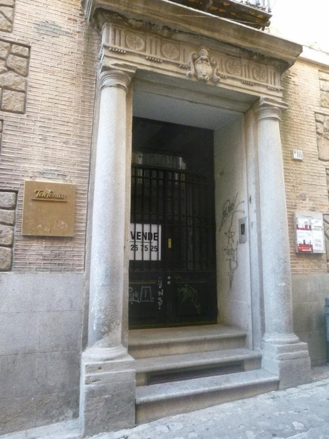 Puerta de acceso a la antigua central de teléfonos en 2011. FOTO RAFAEL DEL CERRO