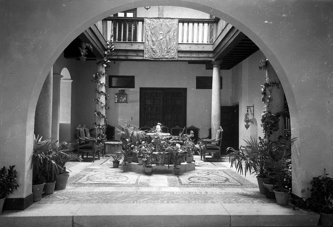 Vista del patio de la central de la calle de la Plata tras su rehabilitación en 1948. FOTO ARCHIVO ANTONIO PAREJA. 