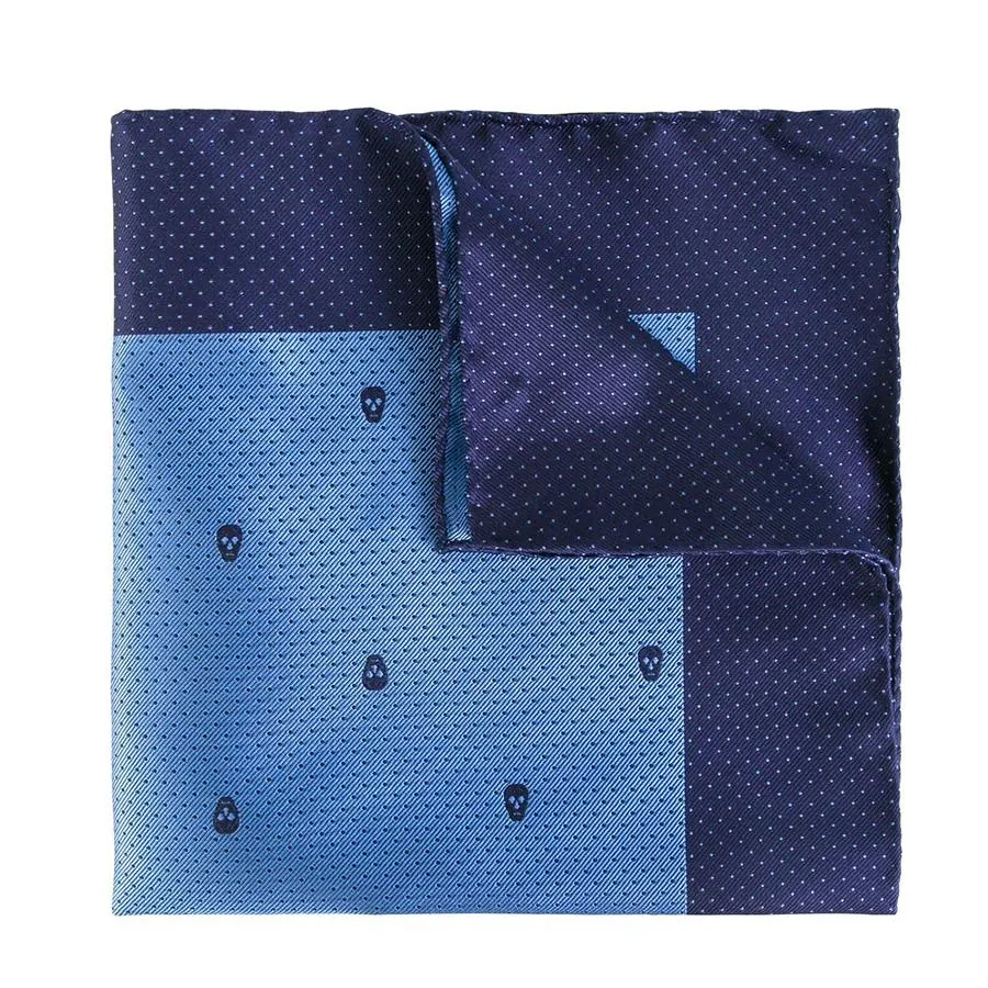 Pañuelo de bolsillo con calaveras y lunares en seda azul (75€).