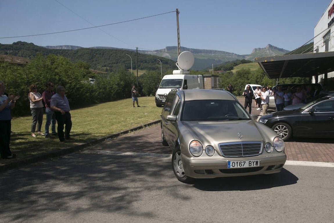 El cuerpo de Iván Fandiño llega al tanatorio de Amurrio (Álava). Efe
