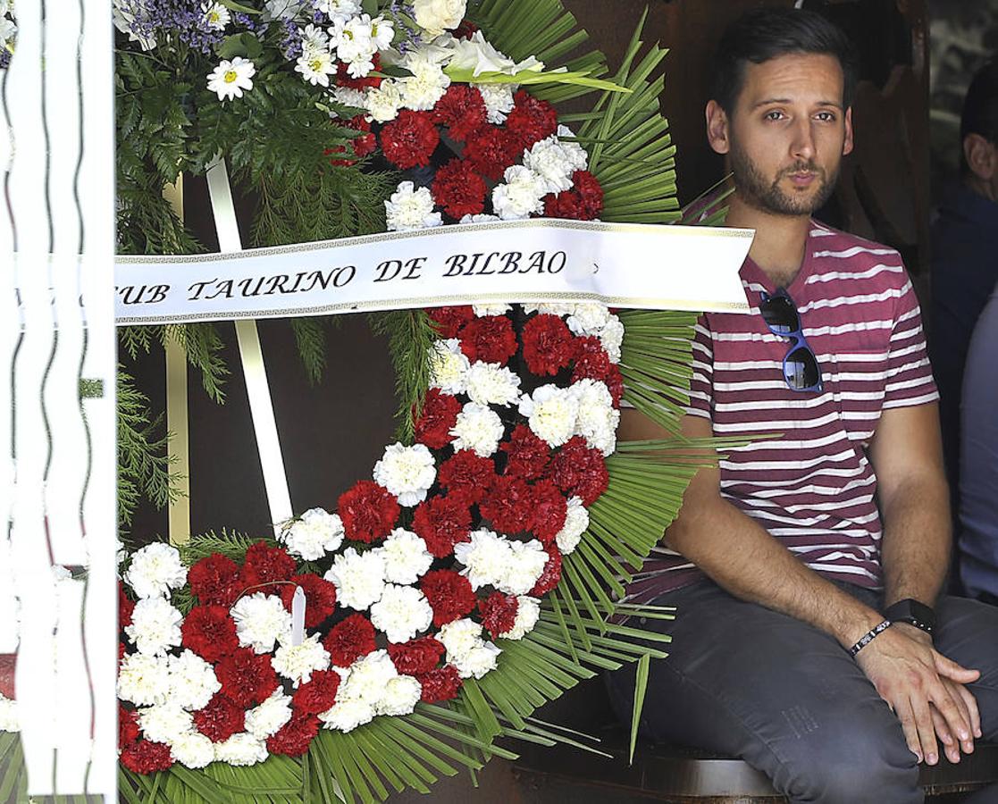 Hasta el tanatorio de Amurrio (Álava) se han desplazado algunos amigos y compañeros del torero.. Ignacio Pérez