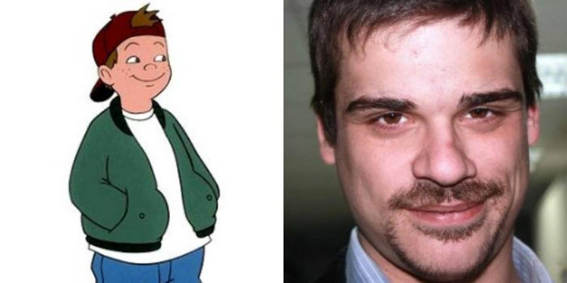 6. David Jenner como T.J.. El actor de doblaje español David Jenner fue el encargado de dar voz a T.J. el querido cabecilla del grupo de «La banda del patio». David es el hermano de la actriz Michelle Jenner («Julieta», «Las aventuras de Tadeo Jones» o «La bella y la bestia»), también ha destacado en el mundo del cine de animación con películas también de nuestra infancia como «Anastasia», «Toy Story», «La princesa cisne» y «Pulgarcita».