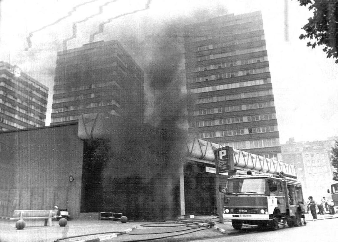 Bomberos en el aparcamiento. 