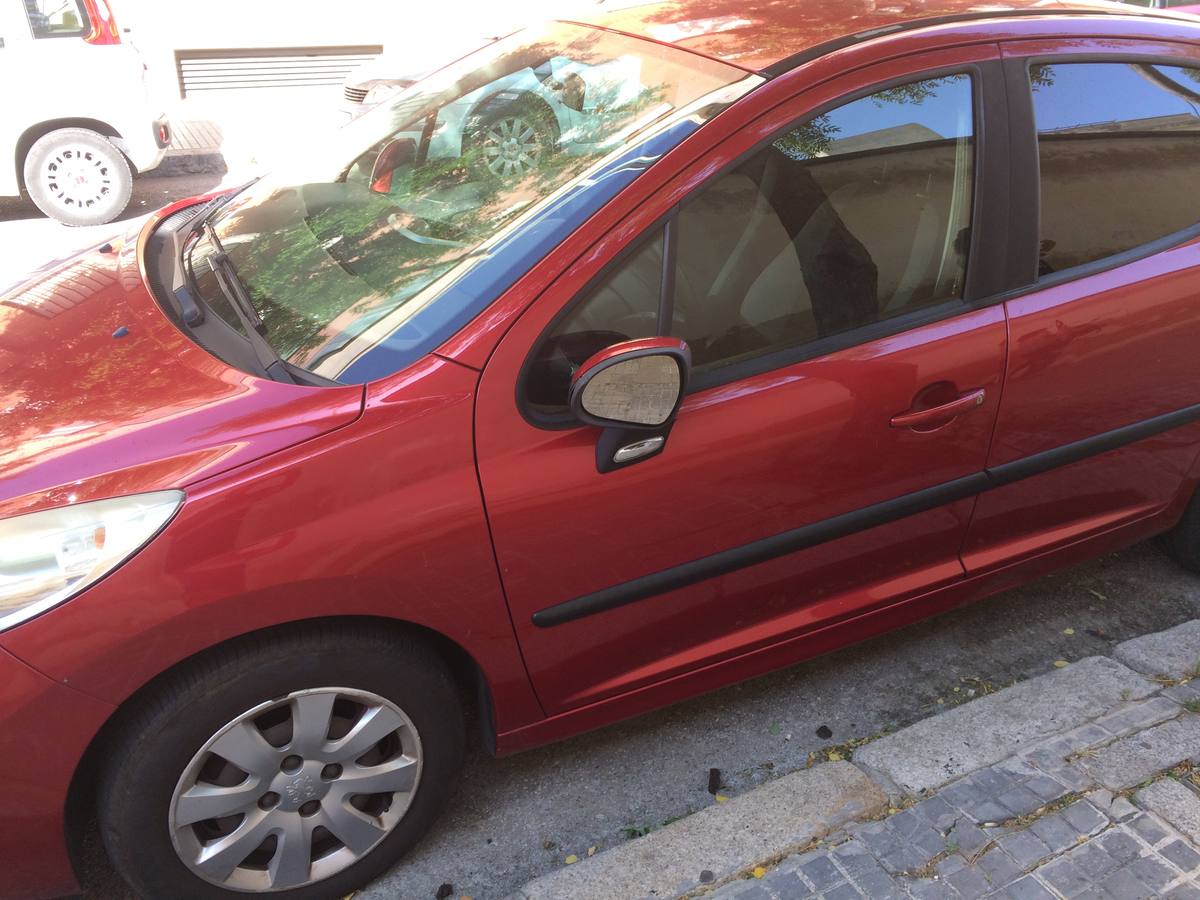 Un vándalo rompe los retrovisores de más de una veintena de coches en Cádiz