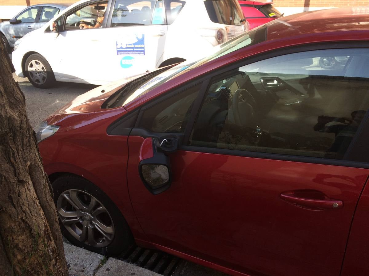 Un vándalo rompe los retrovisores de más de una veintena de coches en Cádiz