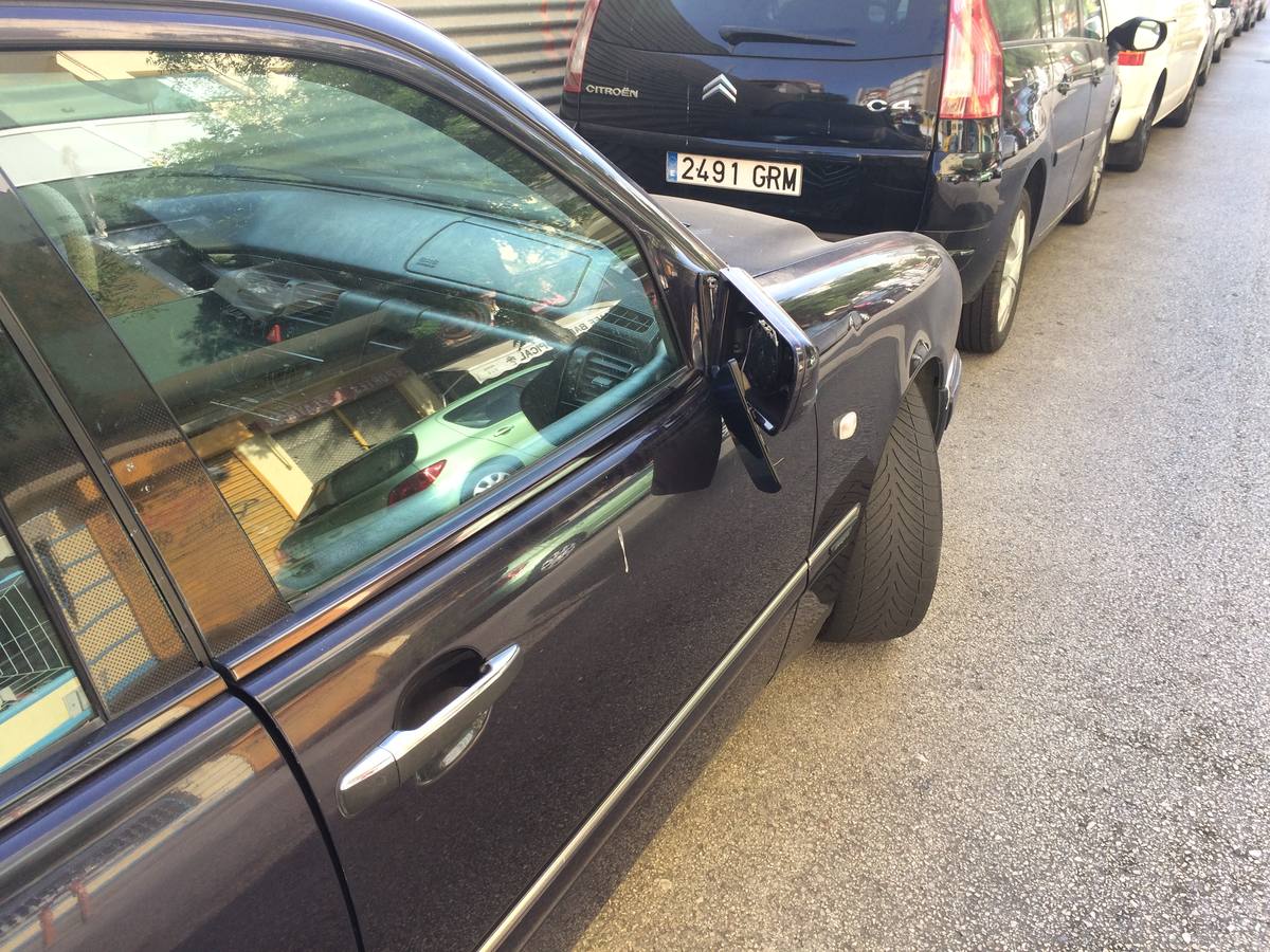 Un vándalo rompe los retrovisores de más de una veintena de coches en Cádiz