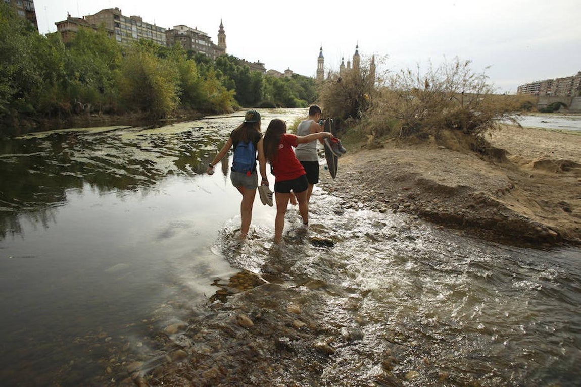 Gran parte del cauce del río Ebro a su paso por la capital aragonesa ha quedado convertido en una rambla seca, como se puede ver en esta imagen con El Pilar detrás. 