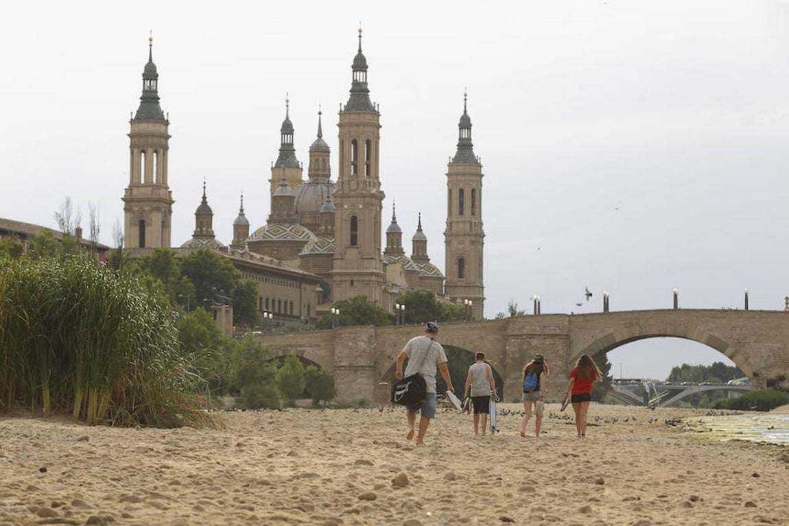 La sequía del río Ebro es de las peores sequías que se recuerdan en la capital aragonesa. 