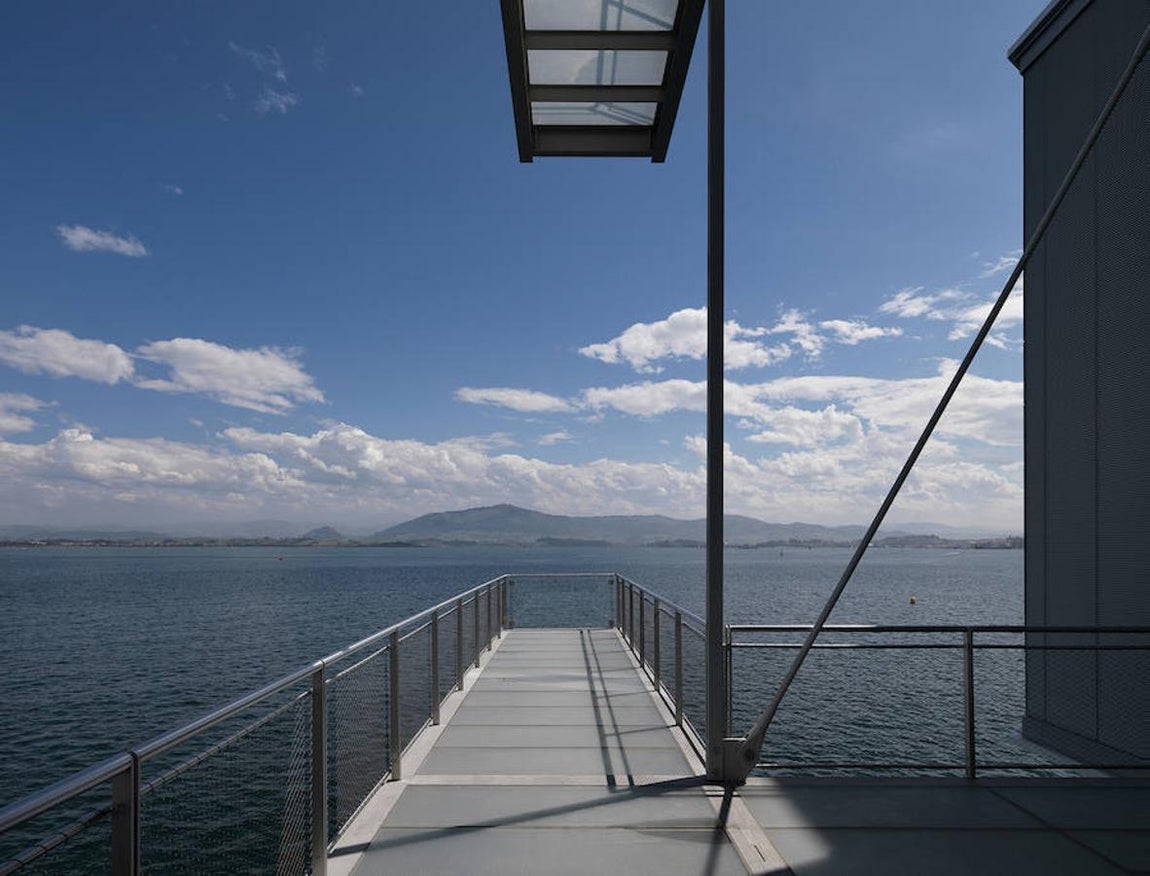 El Centro Botín hace que sus visitantes sientan que caminan sobre las aguas. Enrico Cano