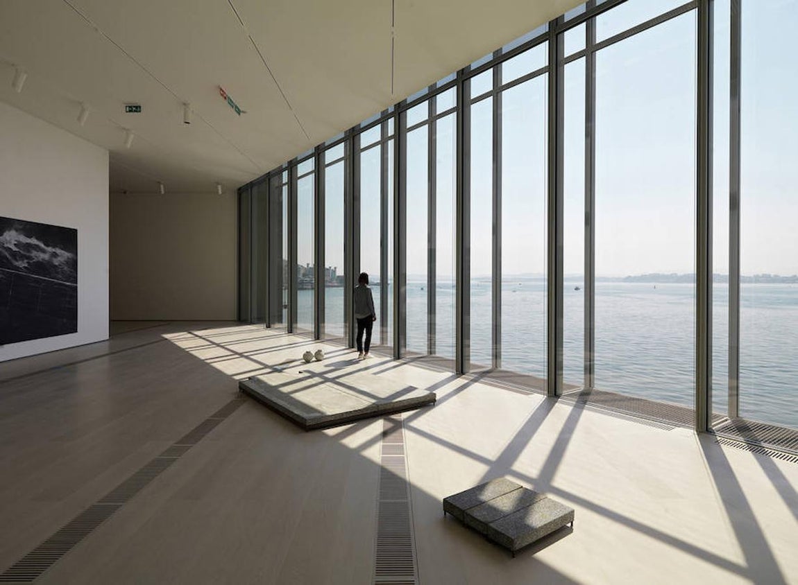 Vista de una de las salas del Centro Botín, con privilegiadas vistas al mar. Enrico Cano