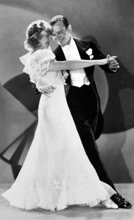 El actor baila junto a Ginger Rogers
