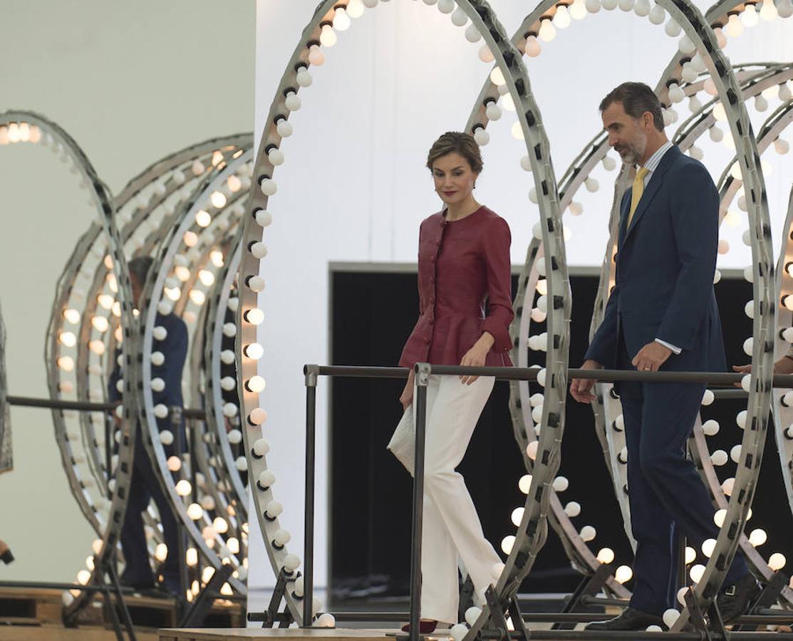 Los Reyes Felipe y Letizia recorren una de las obras más emblemáticas que Carsten Höller (Bélgica, 1961) muestra en el Centro Botín. De nombre «Y» (2003), cuenta con 960 bombillas incandescentes de 25 watt.. Efe