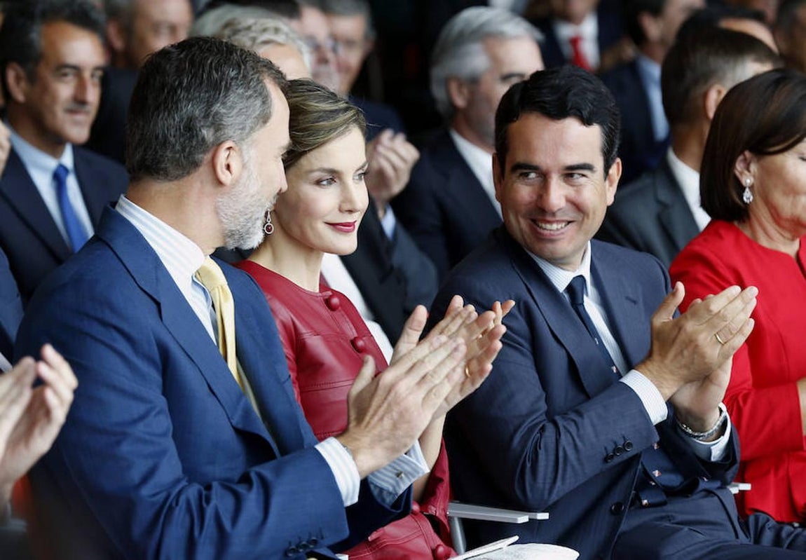 Los Reyes, junto al presidente de la fundación Botín, Javier Botín (d) aplauden al presidente de Cantabria, Miguel Ángel Revilla en la inauguración del Centro Botín, el nuevo centro de arte que pone en marcha la Fundación Botín bajo un diseño de Renzo Piano y sobre la bahía de Santander.. Efe
