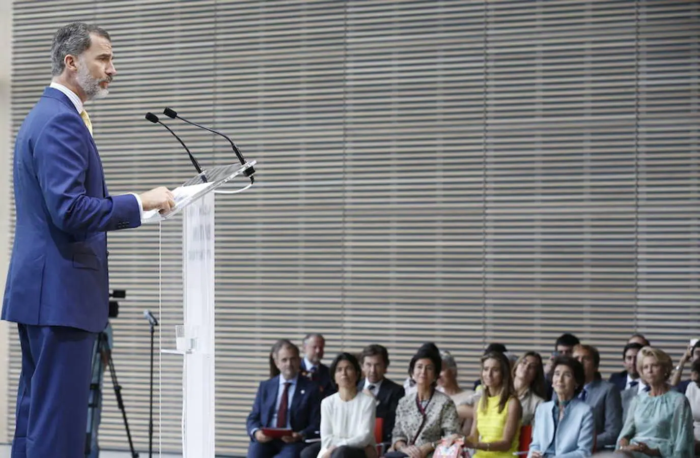 El Rey Felipe pronuncia un discurso en la inauguración del Centro Botín, el nuevo centro de arte que pone en marcha la Fundación Botín bajo un diseño de Renzo Piano y sobre la bahía de Santander.. Efe