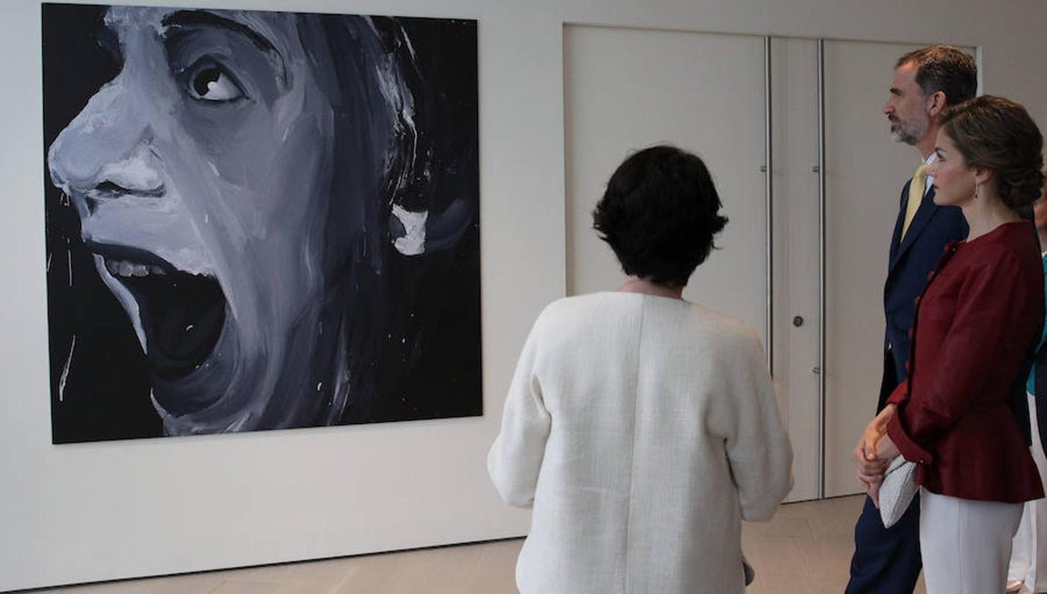 Los Reyes Felipe y Letizia, en una de las aulas de educación del Centro Botín. Al fondo, reproducción de una obra De Santiago Ydáñez perteneciente a la colección de la Fundación Botín.. Efe