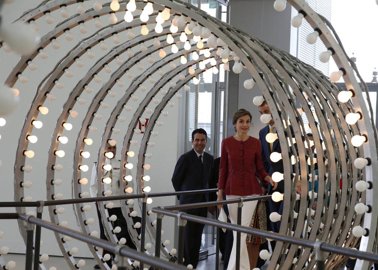 Los Reyes Felipe y Letizia recorren una de las obras más emblemáticas que Carsten Höller (Bélgica, 1961) muestra en el Centro Botín. De nombre «Y» (2003), cuenta con 960 bombillas incandescentes de 25 watt.. Efe