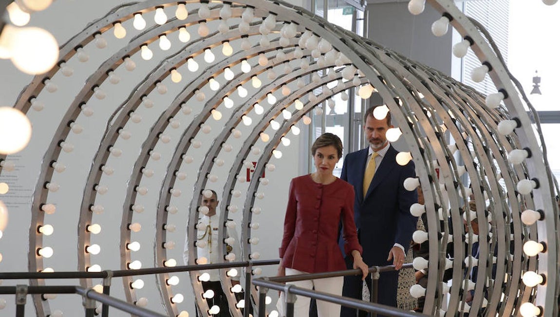 Los Reyes Felipe y Letizia recorren una de las obras más emblemáticas que Carsten Höller (Bélgica, 1961) muestra en el Centro Botín. De nombre «Y» (2003), cuenta con 960 bombillas incandescentes de 25 watt.. Efe