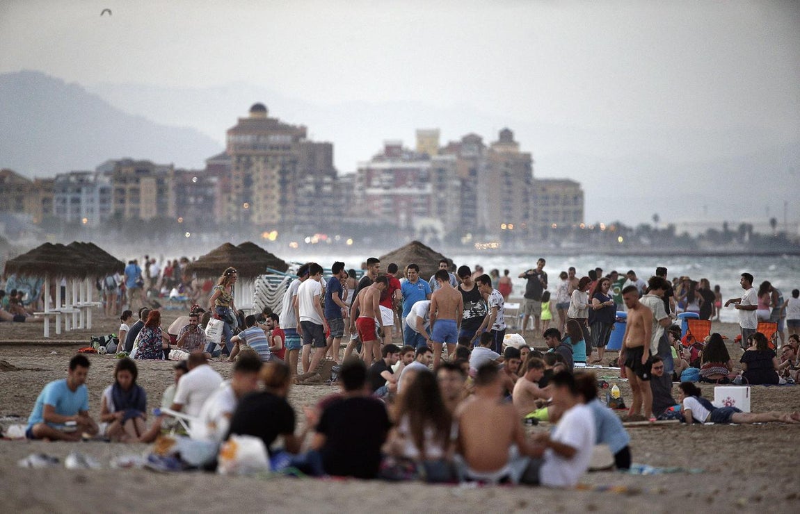 Cientos de personas se acercaron ya a última hora de la tarde hasta la playa de la Patacona de Alboraya (Valencia), para clebrar la noche de San Juan. 