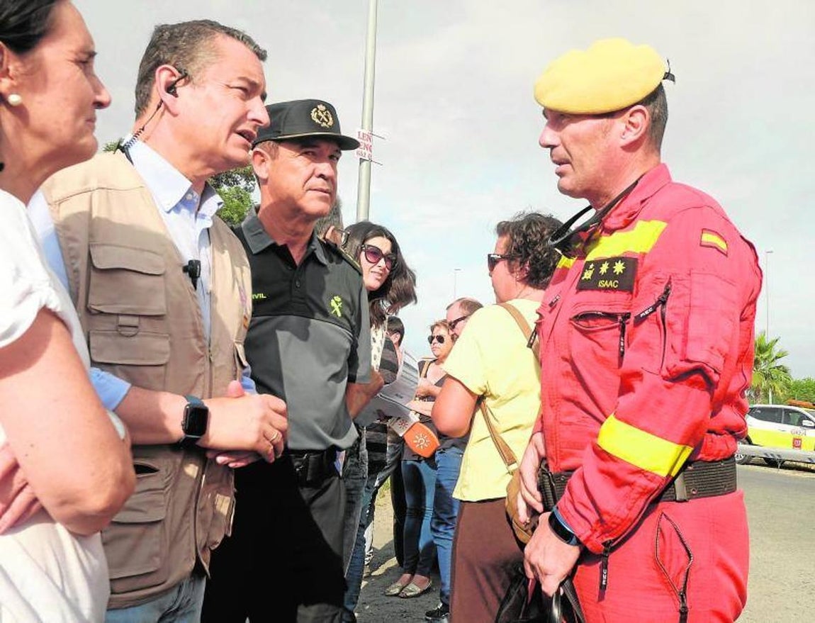El delegado del gobierno de España en Andalucía, Antonio Sanz (i) habla con un mando de la UME en el puesto de mando avanzado desde donde se están coordinando los efectivos. 