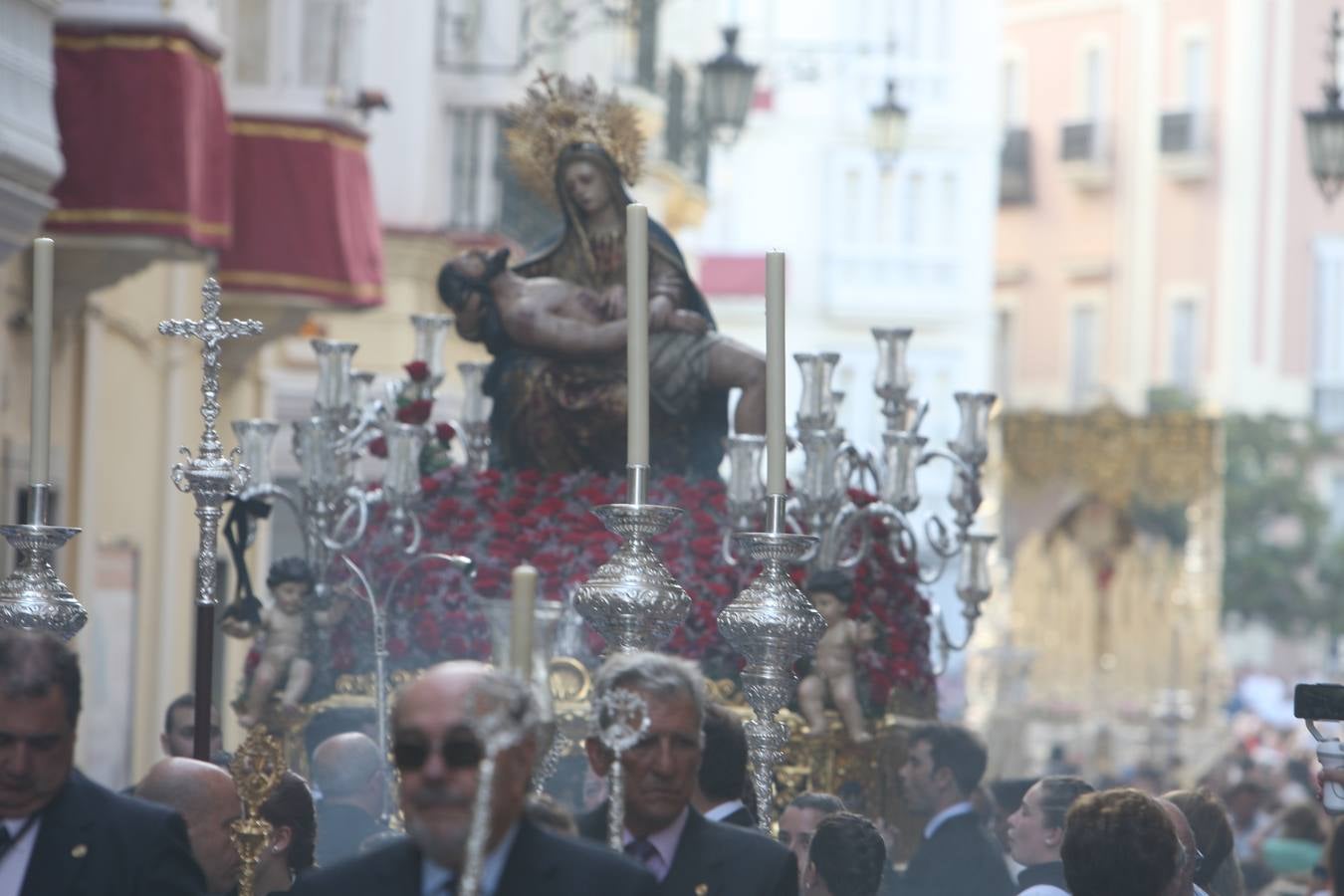 Cádiz vive con pasión su Magna por Rosario