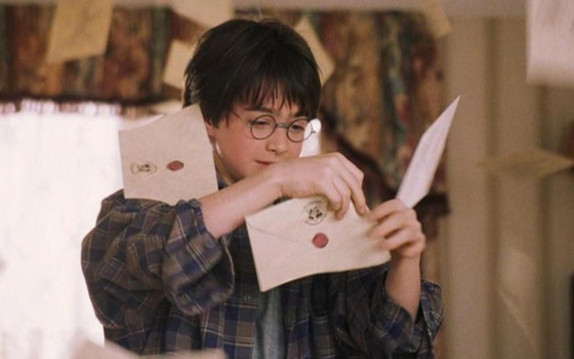 ¿Quién no ha soñado con recibir una carta de Howgarts?. Harry Potter se convirtió en parte de nosotros cuando, pese a los intentos de sus tíos, consiguió entrar en la escuela de magia más famosa