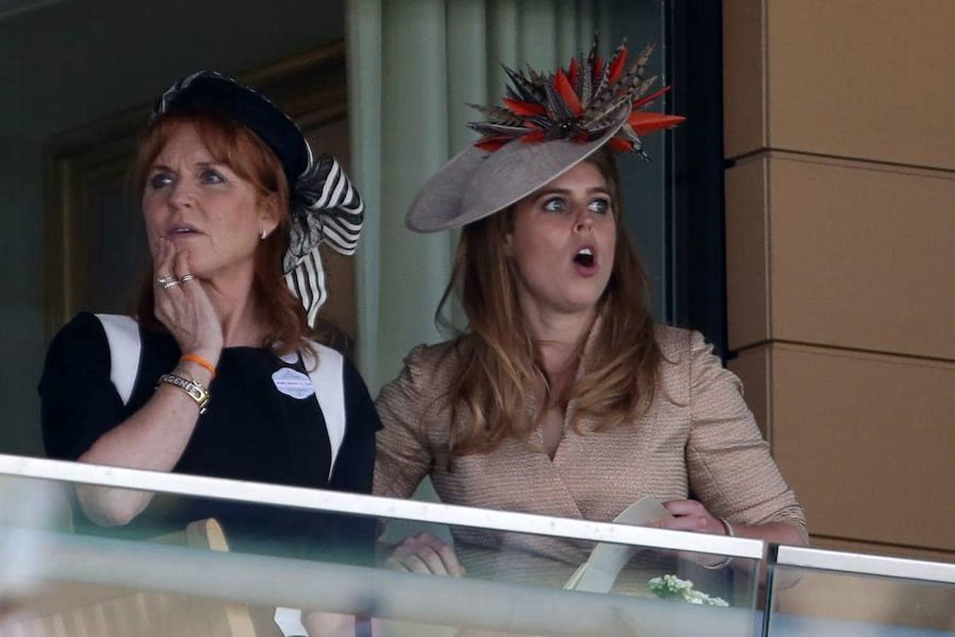 En la imagen, la brincesa Beatriz de York y Sarah, Duquesa de York sin perder detalle de las carreras de caballos de Ascot
