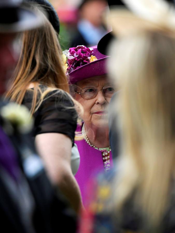 En esta ocasión, Isabel II, a quien le gusta apostar, asistió al Royal Asco sin la compañía de su esposo, el príncipe Felipe, que estuvo ingresado por una infección. 