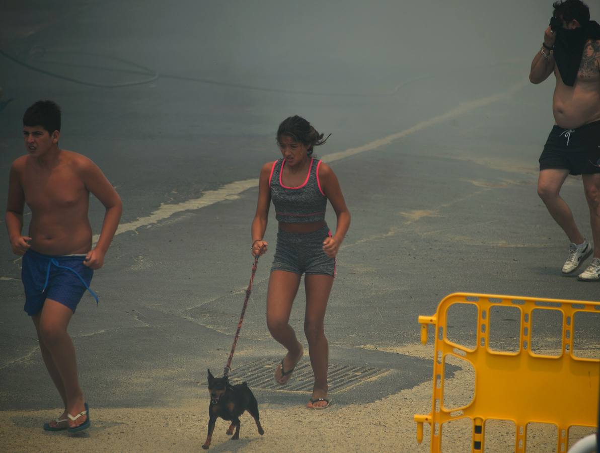 El drama de los campistas acechados por las llamas