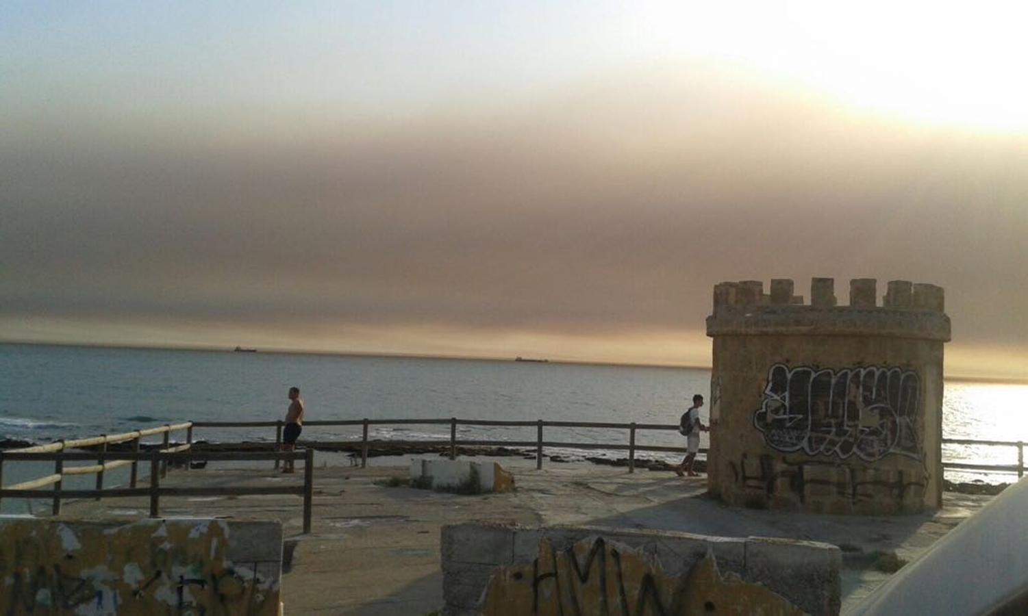 Vista desde El Puerto de la nube de humo llegando a Cádiz 