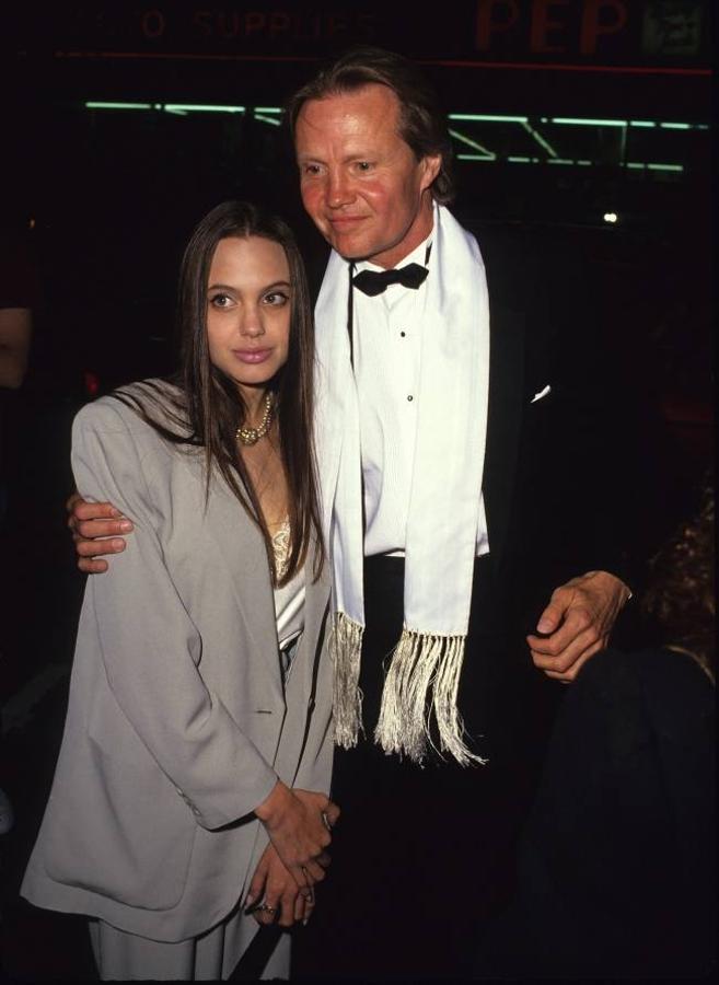 Angelina Jolie junto a su padre Jon Voight en 1990. 