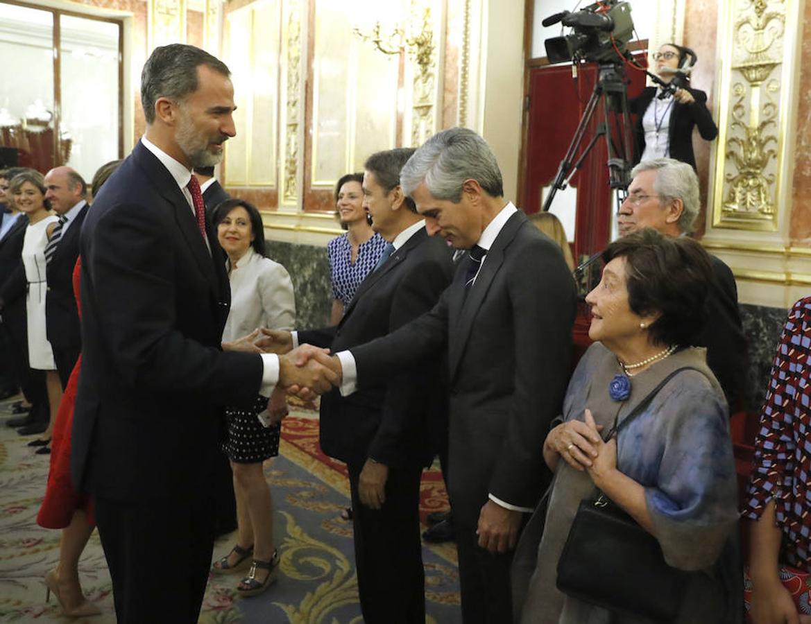 El Rey Don Felipe saludando a Adolfo Suárez Illana, hijo del expresidente Adolfo Suárez. 