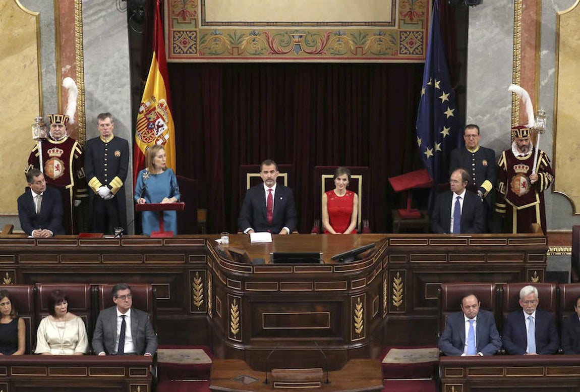 Los Reyes escuchando desde su asiento el discurso de Ana Pastor. 