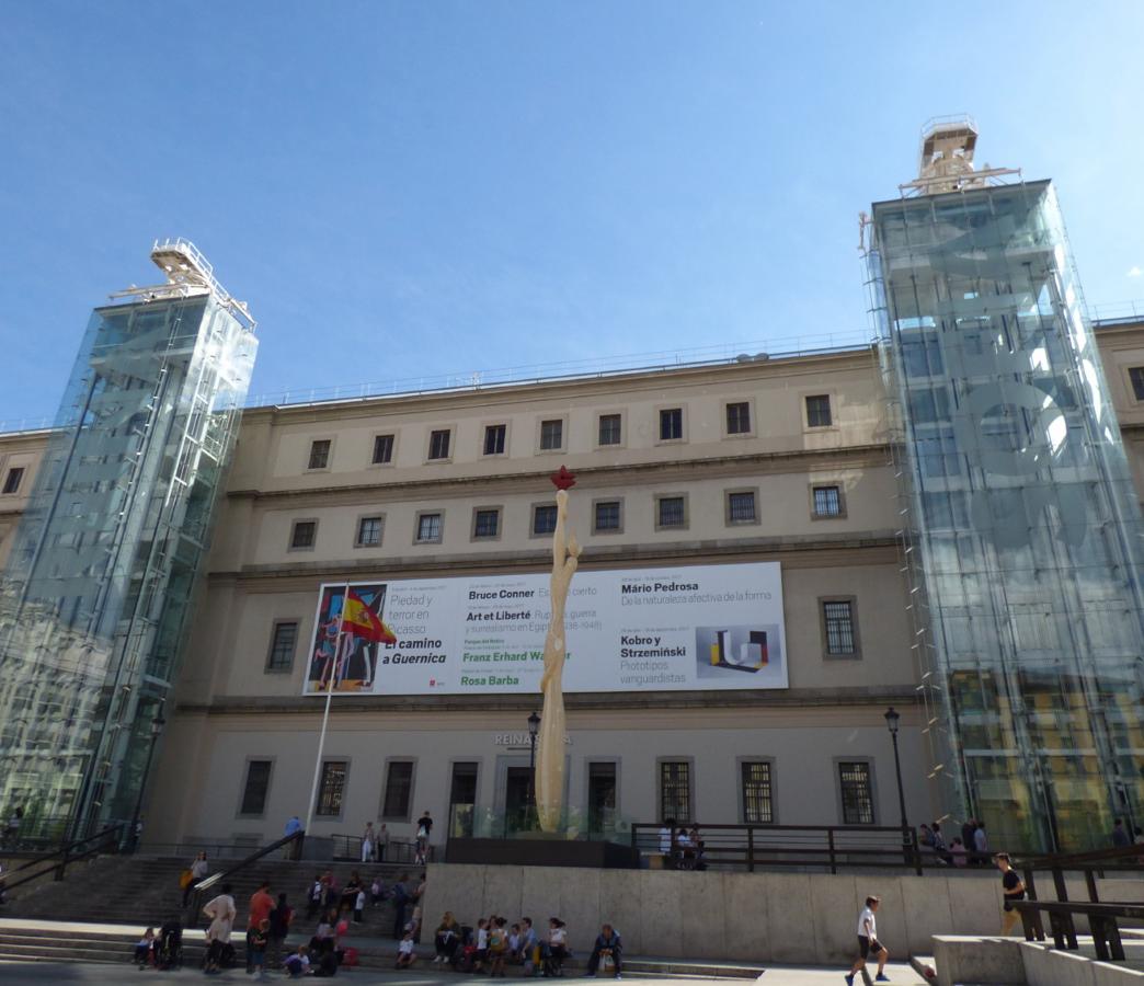 Réplica de la escultura levantada en París, en 1937, situada en la plaza de Dr. Drumen de Madrid, debida a J. Ballester (2001). FOTO RAFAEL DEL CERRO.. 