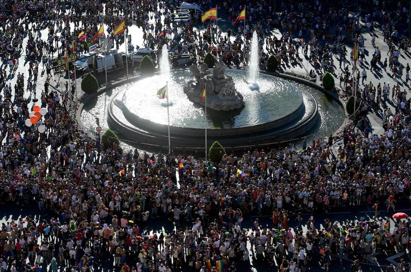 Acompañado por sus compañeros de partido Andrea Levy y Borja Semper, Maroto ha añadido que «hay que estar al lado de la igualdad, la libertad y de la diversidad, y da igual qué piense uno políticamente o cómo se sienta uno, o qué amor tenga por otra persona». 