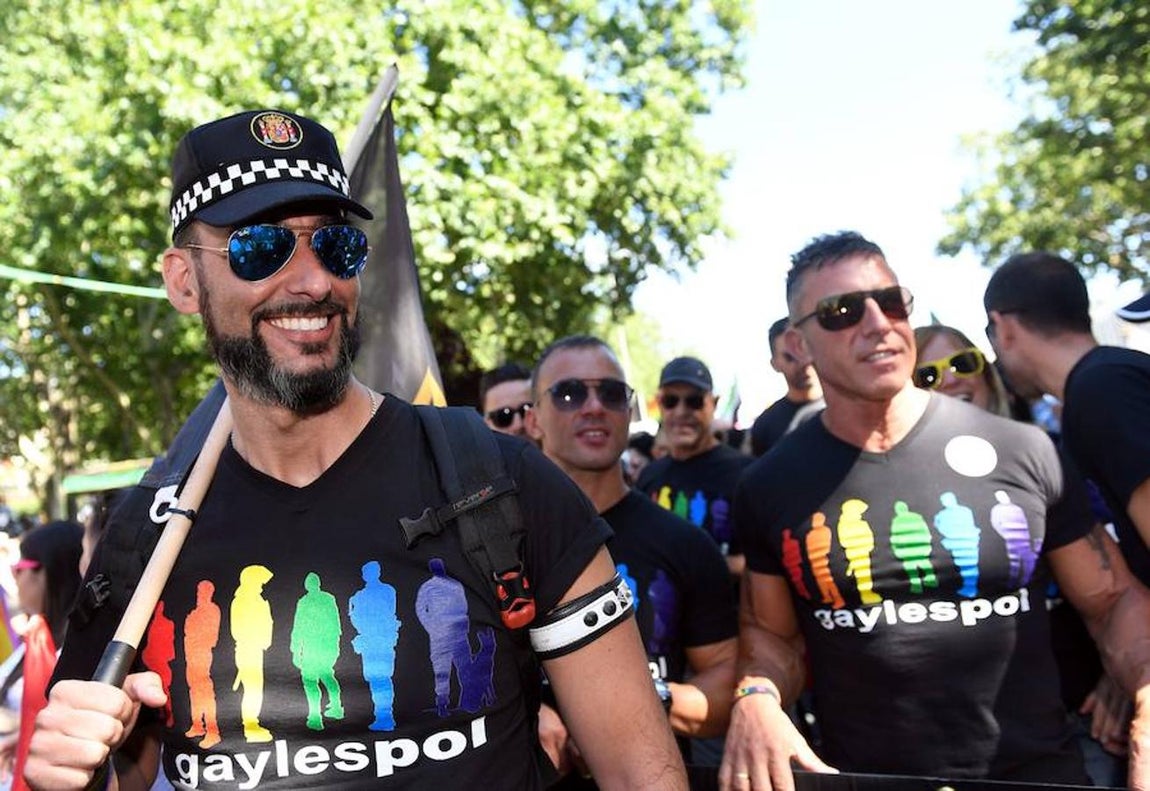 Como novedad, en la carroza de la cadena FOX se celebrarán, simultáneamente,varias bodas homosexuales en directo, de manera simbólica, para lanzar un mensaje en favor de la igualdad de derechos para todos, bajo el eslogan «Shows for all; love for all». 