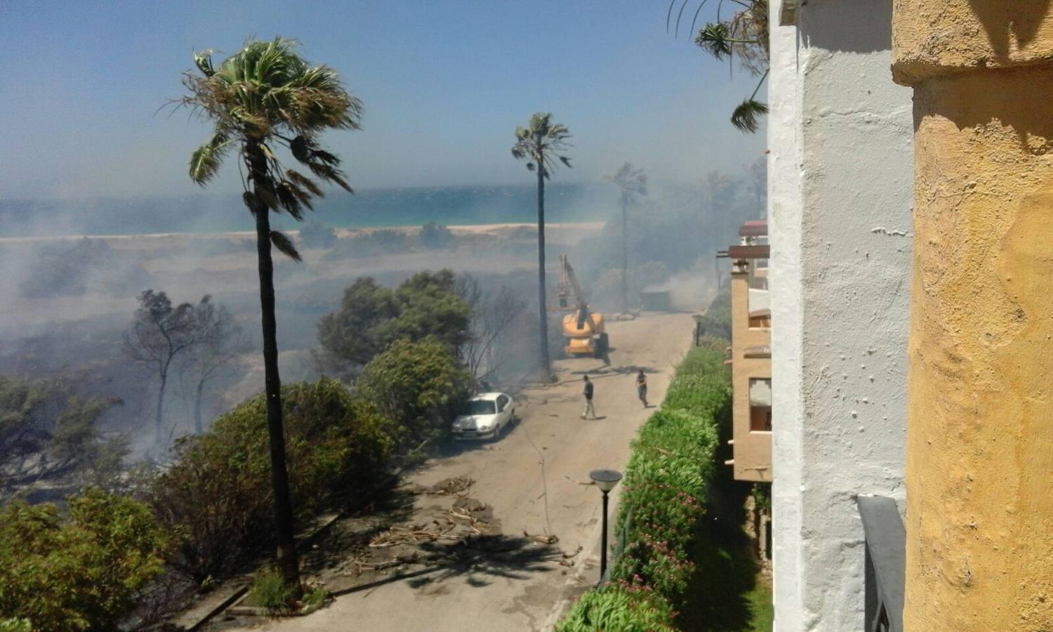 Fotos: Fuego en Atlanterra, Zahara de los Atunes