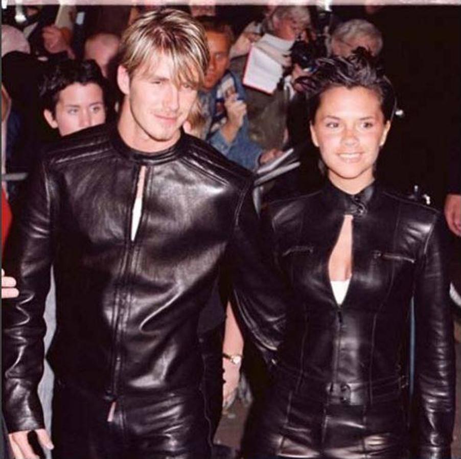 Fiesta de Versace. Eran la pareja de moda. Todas las marcas reclamaban su presencia en los eventos. En la imagen, Victoria y David Beckham, vestidos a conjunto, en una fiesta organizada por Versace en Londres, en junio de 1999. El matrimonio siempre será recordado por sus trajes a conjunto en color lila durante la celebración de su boda.