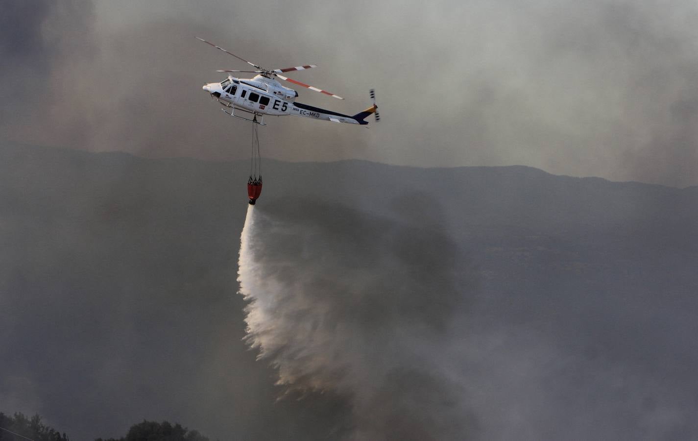 Un helicoptero del Infoca traba en labores de extinción en el incendio forestal declarado en la tarde de ayer en Minas de Riotinto (Huelva)