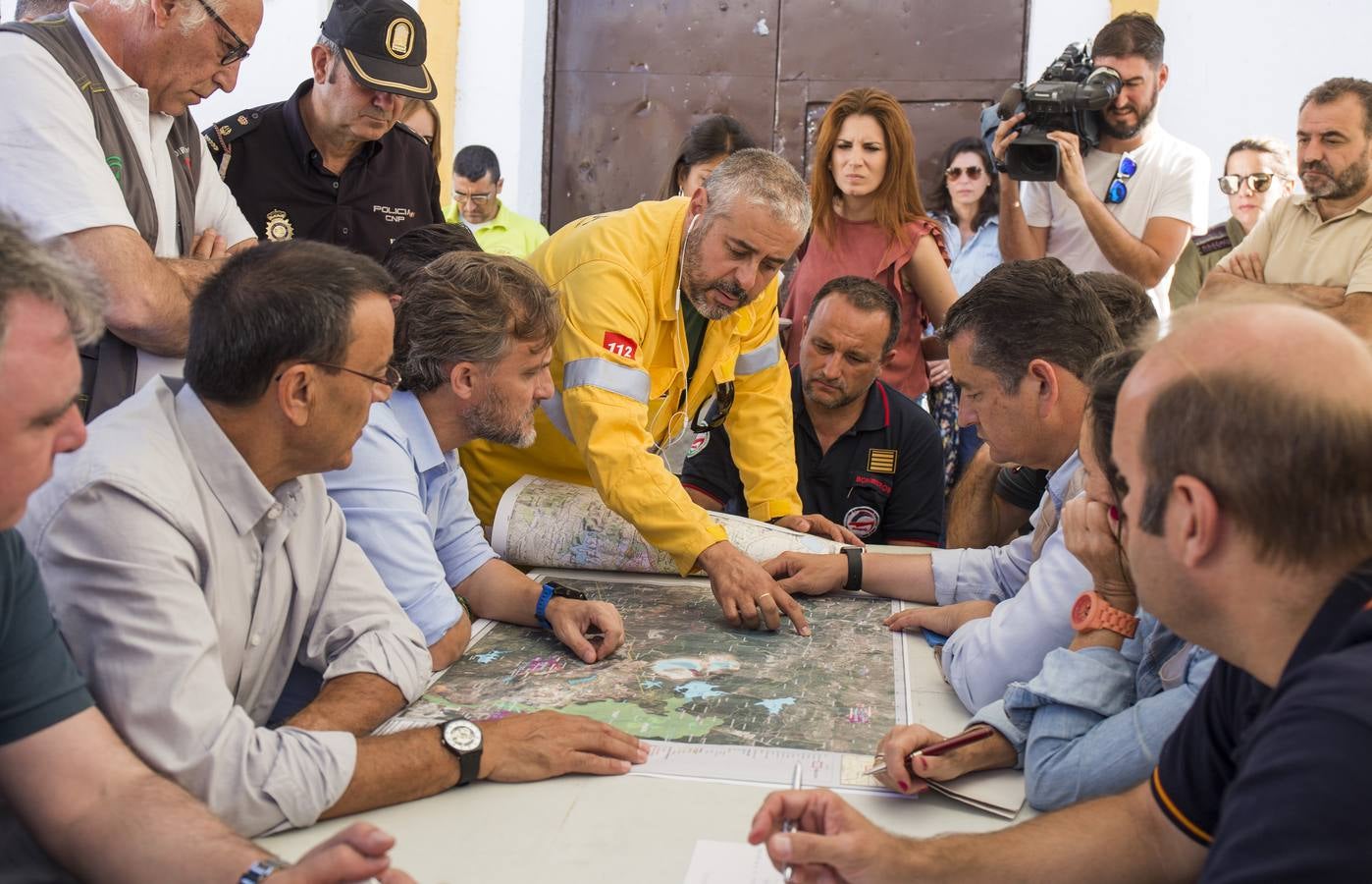 Las administraciones competentes coordinando las labores de extinción en el puesto de mando avanzado del incendio forestal declarado en Minas de Riotinto (Huelva).