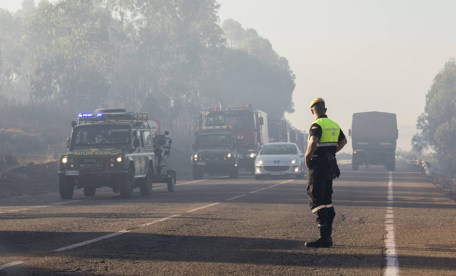 Efectivos de la UME en la zona afectrada por el incendio forestal declarado en la tarde de ayer en Minas de Riotinto (Huelva)