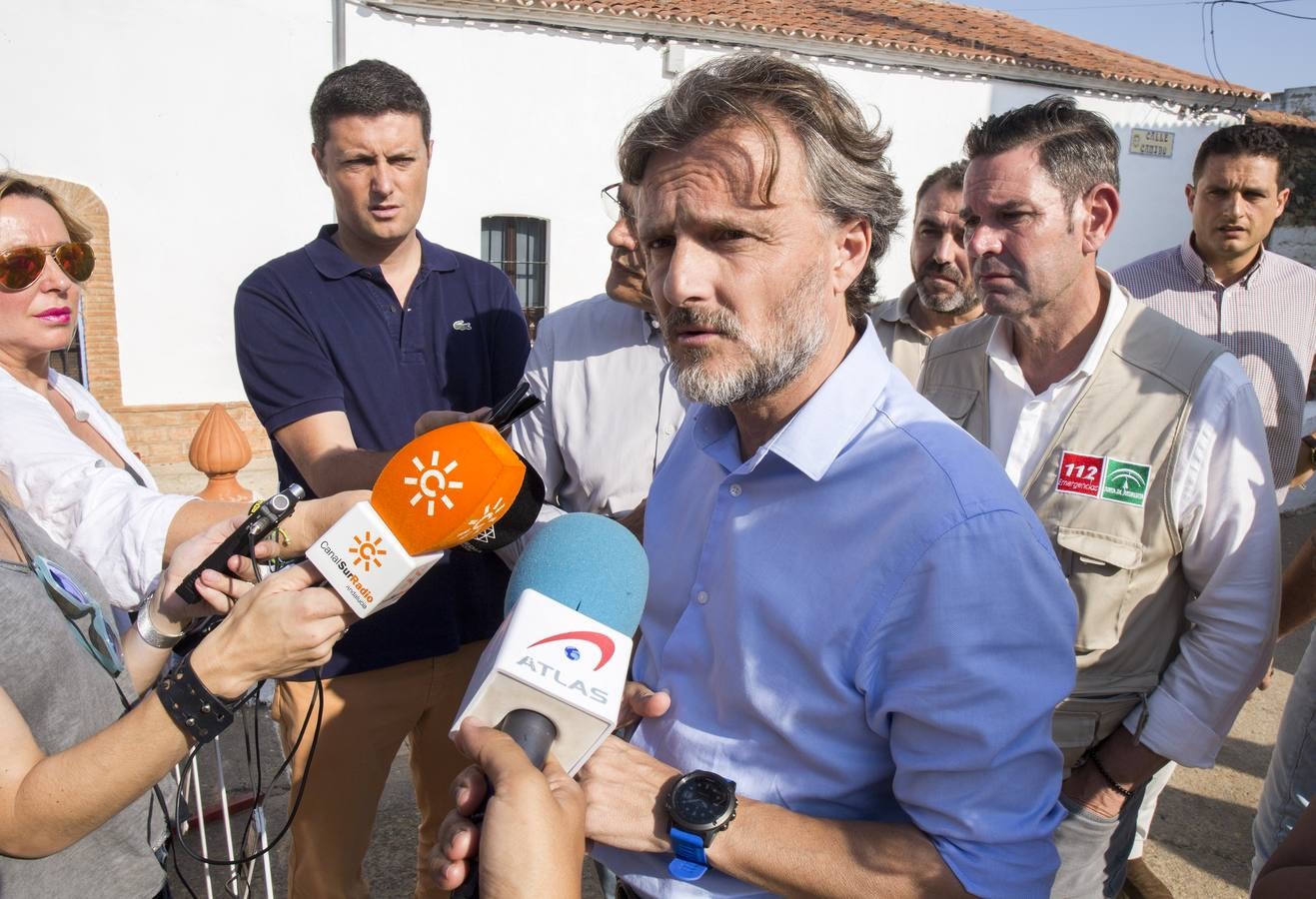 El consejero de Medio Ambiente, José Fiscal, en el puesto de mando avanzado del incendio forestal declarado en la tarde de ayer en Minas de Riotinto (Huelva).