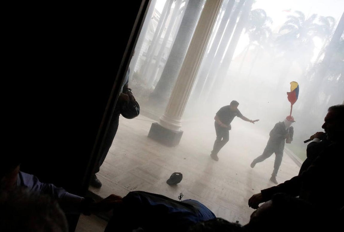 Los asaltantes fueron controlados con relativa facilidad, aunque apoyados en el factor sorpresa lograron agredir a varios diputados. Reuters