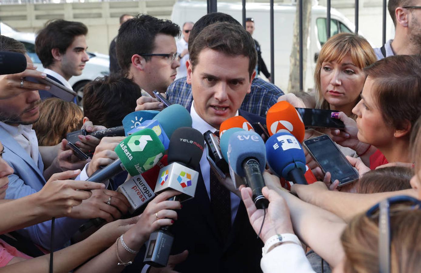 El líder de Ciudadanos, Albert Rivera, atiende a los medios a su llegada a un acto conmemorativo de las primeras elecciones de 1977 organizado en Madrid por el grupo Vocento en el que participan, entre otros, los expresidentes del Gobierno Felipe González, José María Aznar y José Luis Rodríguez Zapatero