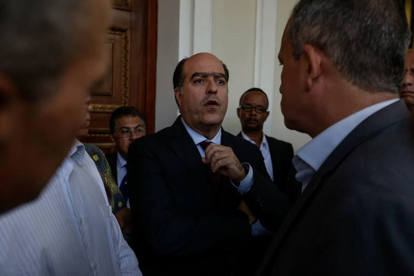 El presidente de la Asamblea Nacional, Julio Borges, sale de las instalaciones del Palacio Legislativo de la Asamblea Nacional de Venezuela.